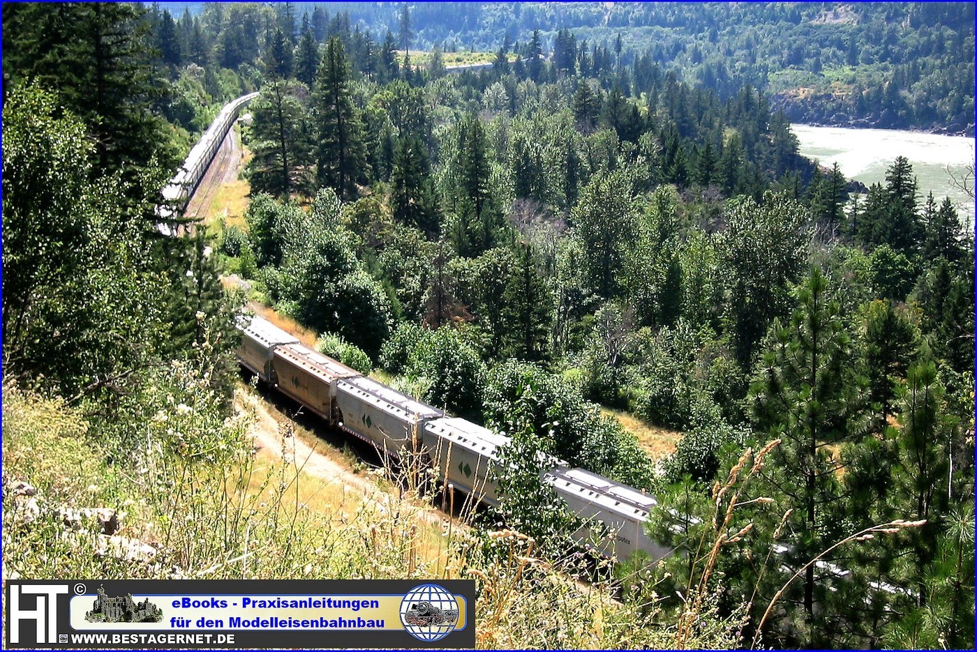 Langer Gterzug am Fluss West Kanada BC