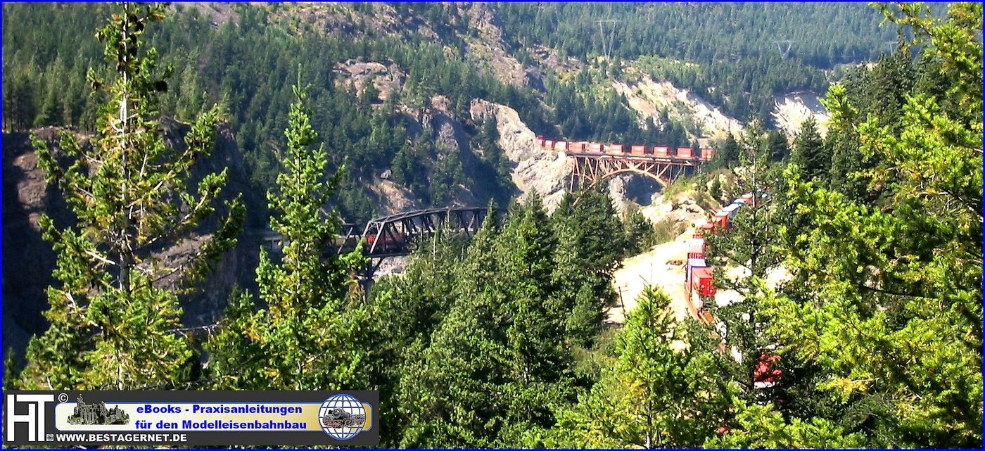 Kreuzende Gterzge ber Schlucht British Columbia